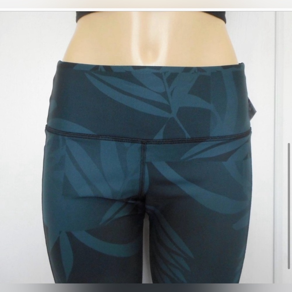 Women's HeatGear® Crop Deep Cyan/Breeze
Legging | Under Armour NWOT-Sz XL - Picture 14 of 16